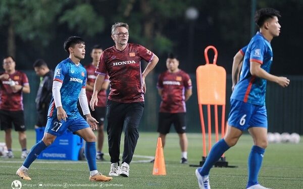 HLV Troussier làm điều hiếm thấy ở đội tuyển Việt Nam