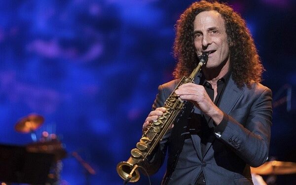 Kenny G xúc động với tình cảm fan Việt