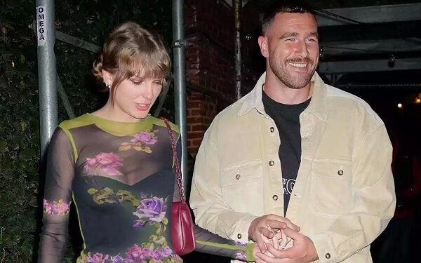 Taylor Swift liên tục thể hiện tình cảm với bạn trai