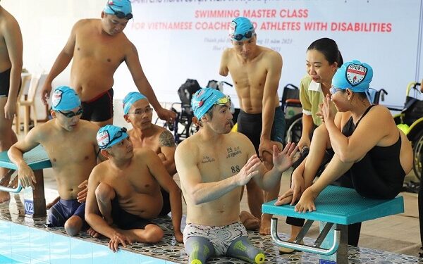 Sứ giả thể thao Mỹ ‘truyền lửa’ cho VĐV khuyết tật Việt Nam