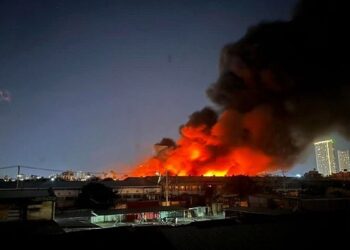 Cháy lớn nhà xưởng ở TP.HCM, lửa đỏ rực trời