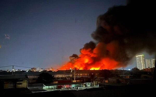 Cháy lớn nhà xưởng ở TP.HCM, lửa đỏ rực trời