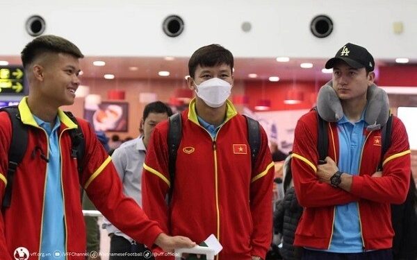 Đội tuyển Việt Nam đến sân bay dưới thời tiết lạnh, lên đường sang Philippines