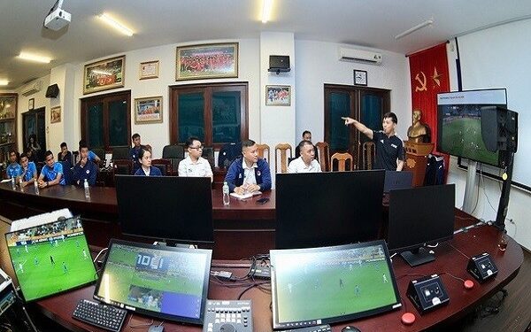 FIFA hỗ trợ VPF đào tạo thêm trọng tài VAR, V-League sắp được ‘phủ sóng’ công nghệ video
