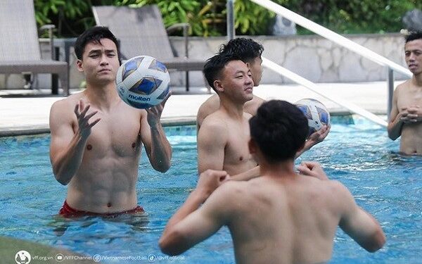 Các ‘nam thần’ đội tuyển Việt Nam lộ thân hình 6 múi săn chắc vạn người mê