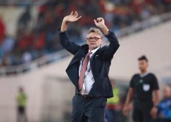 HLV Troussier tiết lộ lý do cay đắng phải thay người sớm, chê mặt sân Mỹ Đình