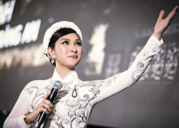 Ca sĩ Nguyễn Hồng Nhung diện áo dài, hát ‘Xin chào Việt Nam’ tại Liên hoan phim thế giới châu Á 2023