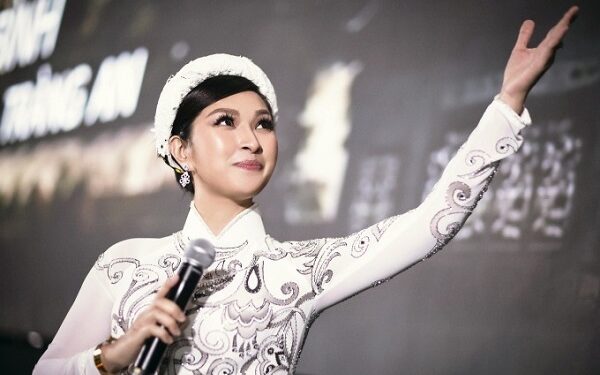 Ca sĩ Nguyễn Hồng Nhung diện áo dài, hát ‘Xin chào Việt Nam’ tại Liên hoan phim thế giới châu Á 2023