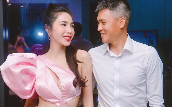 Phản ứng của Công Vinh khi Thủy Tiên bị mỉa mai vì bán hàng online