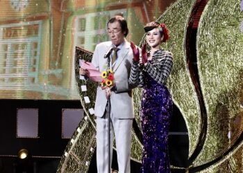 Hoa hậu Thái Nhã Vân rạng rỡ, cùng đạo diễn Đào Bá Sơn trao giải ở Liên hoan phim Việt Nam 2023