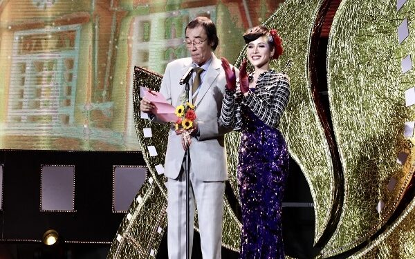 Hoa hậu Thái Nhã Vân rạng rỡ, cùng đạo diễn Đào Bá Sơn trao giải ở Liên hoan phim Việt Nam 2023