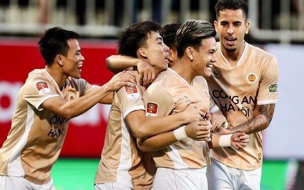 HLV Troussier nghĩ sao khi Hồ Tấn Tài đang chơi quá hay vị trí tiền vệ trung tâm?