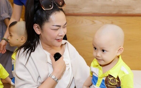 Như Quỳnh xúc động khi thăm mái ấm nuôi 73 trẻ mồ côi