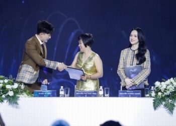 Dược sĩ Tiến – hoa hậu Hương Giang đồng hành cùng Miss Universe Vietnam