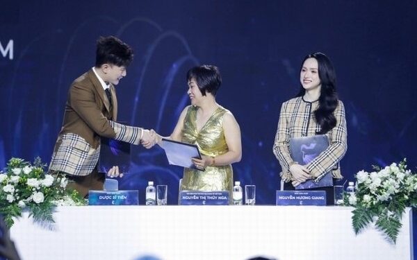 Dược sĩ Tiến – hoa hậu Hương Giang đồng hành cùng Miss Universe Vietnam