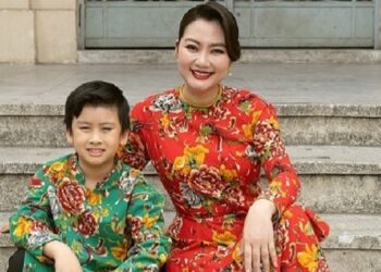 Diễn viên Ngọc Lan cùng quý tử rạng rỡ với áo dài mới đón Tết