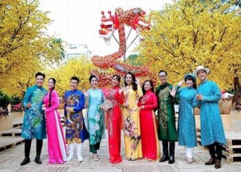 Nghệ sĩ nô nức trẩy hội tết Việt