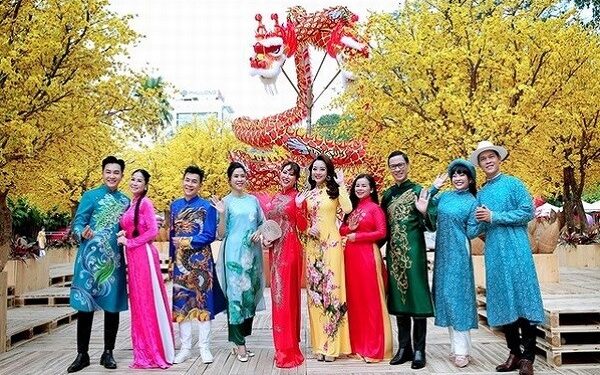 Nghệ sĩ nô nức trẩy hội tết Việt