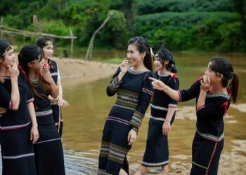 Chủ nhân ‘Chuyện người đắp chiếu’ gây sốt mạng xã hội là ai?