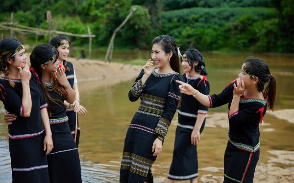 Chủ nhân ‘Chuyện người đắp chiếu’ gây sốt mạng xã hội là ai?