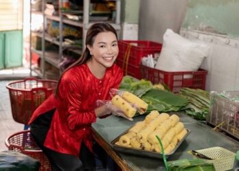 Trà Ngọc Hằng về Cần Thơ thăm lò bánh tét trứ danh, tất bật mùa tết 2024