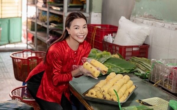 Trà Ngọc Hằng về Cần Thơ thăm lò bánh tét trứ danh, tất bật mùa tết 2024