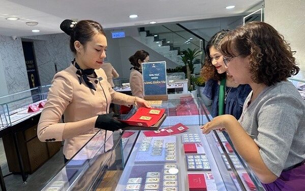 ‘Bốc hơi’ tới 1,3 triệu đồng/lượng, người mua vàng Thần Tài sáng nay đã lỗ