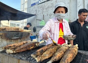 Chuyện bất ngờ về bà chủ nức tiếng phố cá lóc nướng ở TP.HCM