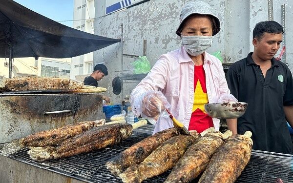 Chuyện bất ngờ về bà chủ nức tiếng phố cá lóc nướng ở TP.HCM