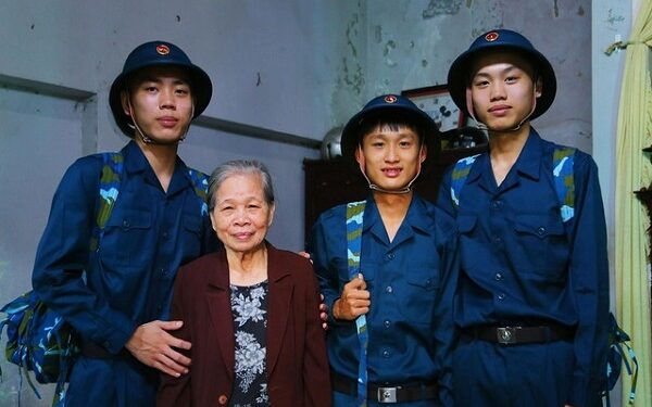 3 anh em ruột viết đơn tình nguyện nhập ngũ: ‘Bà ngoại tự hào về các cháu’