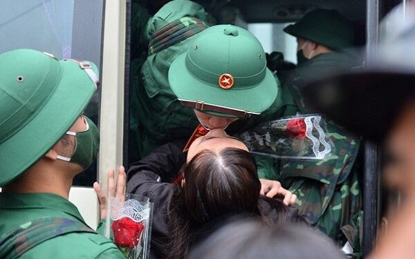 Tân binh bịn rịn ôm người thân, hôn bạn gái trong ngày nhập ngũ