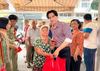 Đan Trường chăm chỉ làm từ thiện dịp cuối năm