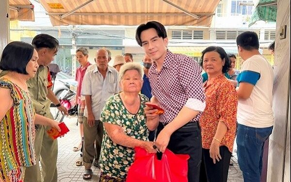 Đan Trường chăm chỉ làm từ thiện dịp cuối năm