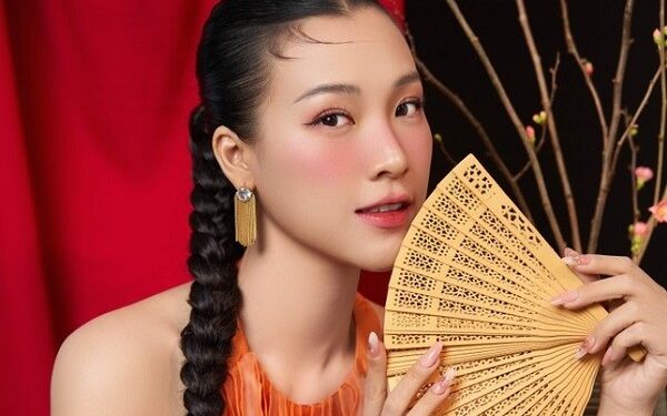 Á hậu Hoàng Oanh khoe lưng trần quyến rũ, nhan sắc đậm nét Á Đông trong bộ ảnh Tết Giáp Thìn