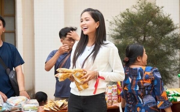 H’Hen Niê về Đắk Lắk sẻ chia cùng cộng đồng người sống với HIV/AIDS