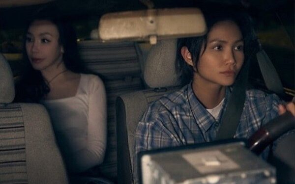 H’Hen Niê làm bốc vác, chạy taxi khi kết hợp Hồ Quỳnh Hương