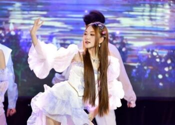 Tân binh Thoại Nghi vừa ‘chào sân’ Vpop đã xuất hiện tại Quảng trường Thời đại New York