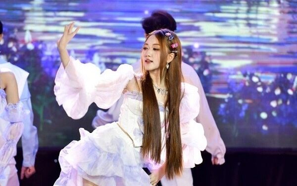 Tân binh Thoại Nghi vừa ‘chào sân’ Vpop đã xuất hiện tại Quảng trường Thời đại New York