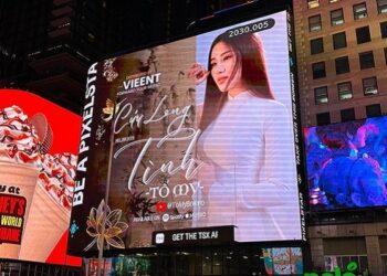 Tố My đưa hình ảnh áo dài và album bolero đến Quảng trường Thời Đại của Mỹ