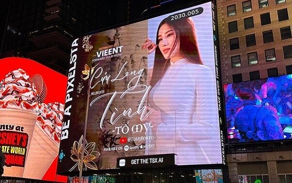 Tố My đưa hình ảnh áo dài và album bolero đến Quảng trường Thời Đại của Mỹ