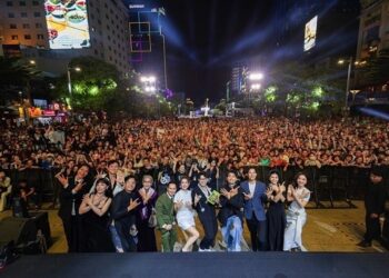 Lý Hải cùng dàn cast ‘Lật mặt 7’ ‘khuấy động’ phố đi bộ Nguyễn Huệ