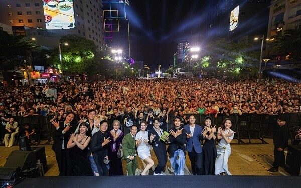 Lý Hải cùng dàn cast ‘Lật mặt 7’ ‘khuấy động’ phố đi bộ Nguyễn Huệ