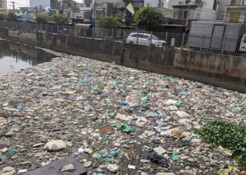 Xà bần, rác thải đổ đầy trên những bờ kênh