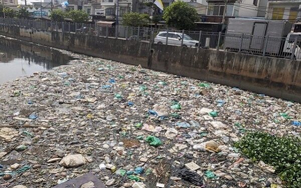 Xà bần, rác thải đổ đầy trên những bờ kênh