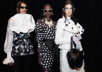 Nữ diễn viên Lily Collins “gây sốt” với trang phục của nhà thiết kế Việt Nam Đỗ Mạnh Cường