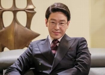 Tài tử ‘Penthouse’ Uhm Ki Joon cưới vợ