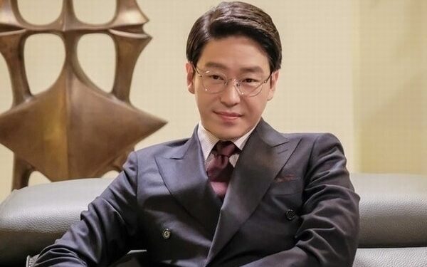 Tài tử ‘Penthouse’ Uhm Ki Joon cưới vợ