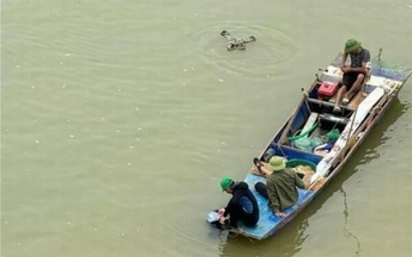 Tìm thấy thi thể 2 nữ sinh mất tích nghi nhảy cầu ở Bắc Ninh