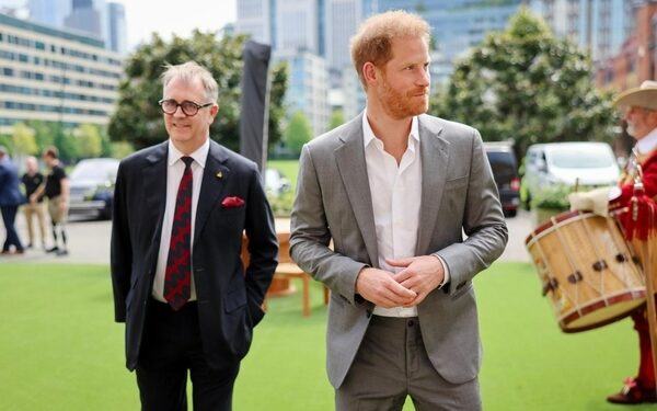 Vua Charles từ chối gặp Harry
