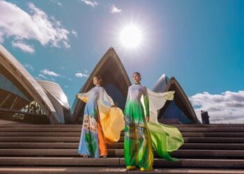 Ngọc Châu và Xuân Hạnh tỏa sáng trong tà áo dài trên đất Úc